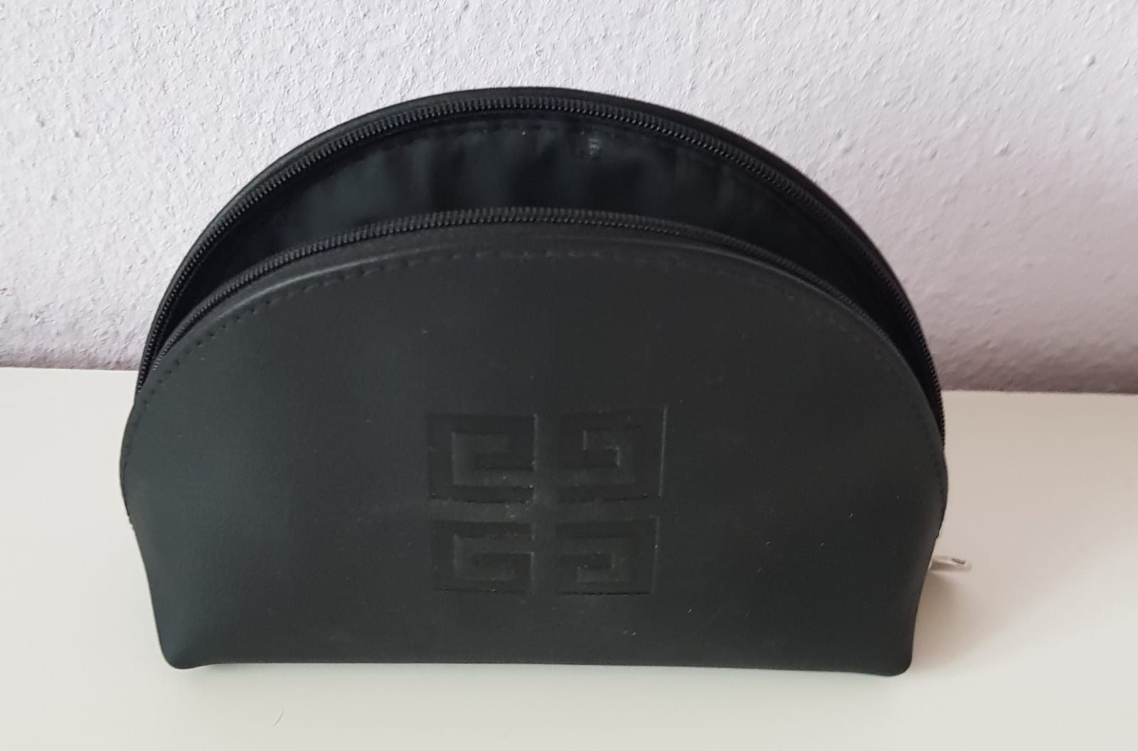 Givenchy Custodie per cosmetici: Trousse de maquillage pochette Givenchy noire – Nuovo e nell'imballaggio originale da Versoix venduto da aline_b