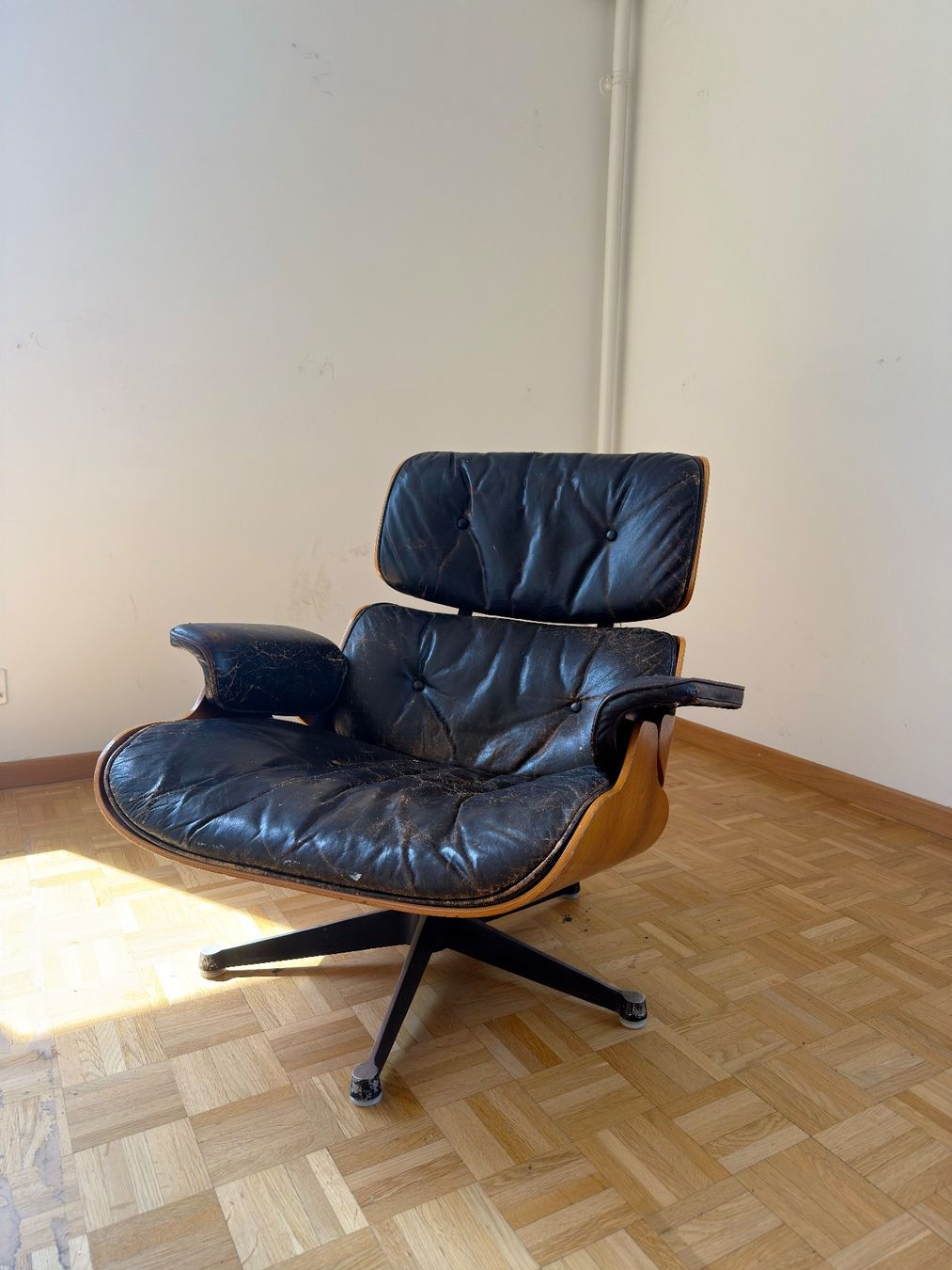 Herman Miller Poltrone: Herman Miller Eames Lounge Chair – Usato da Bern venduto da miro-co.