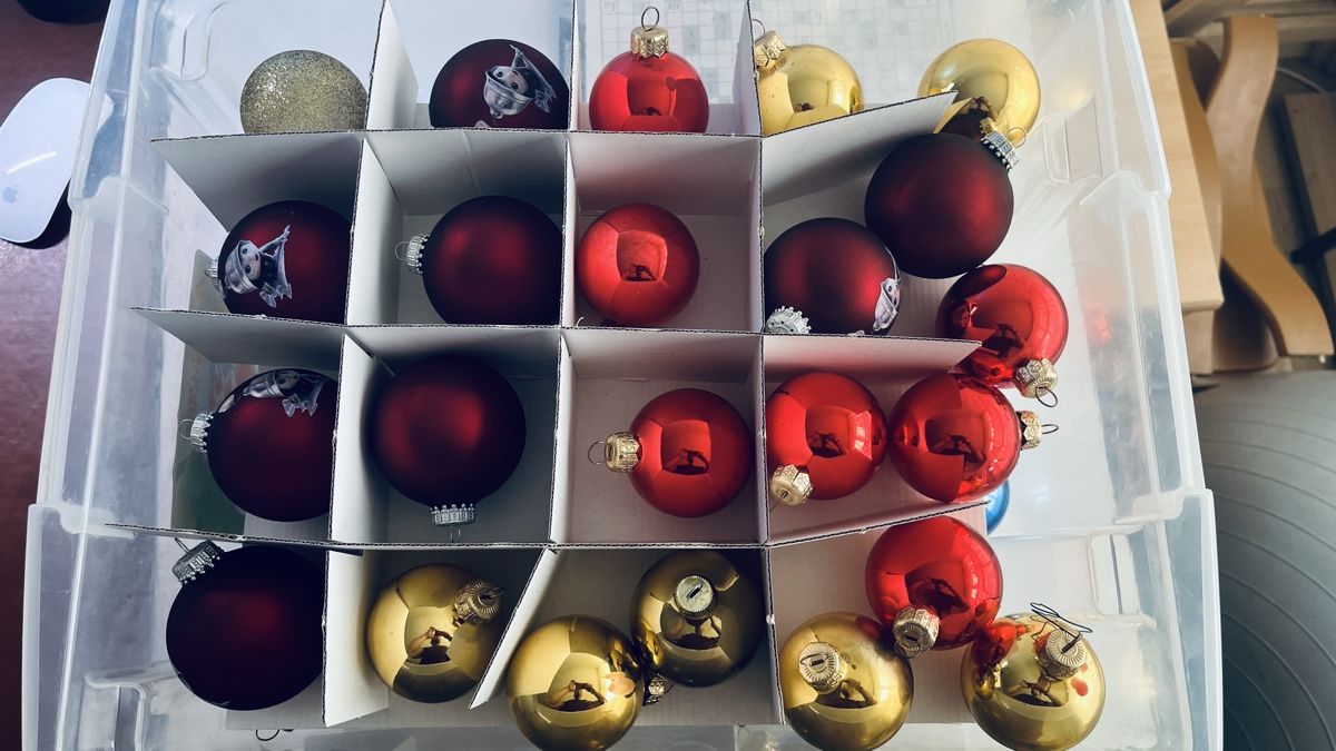 Tutte le decorazioni: Diverse Weihnachtskugeln, gross und klein inkl. passende Box – Usato da Winterthur venduto da Simona038