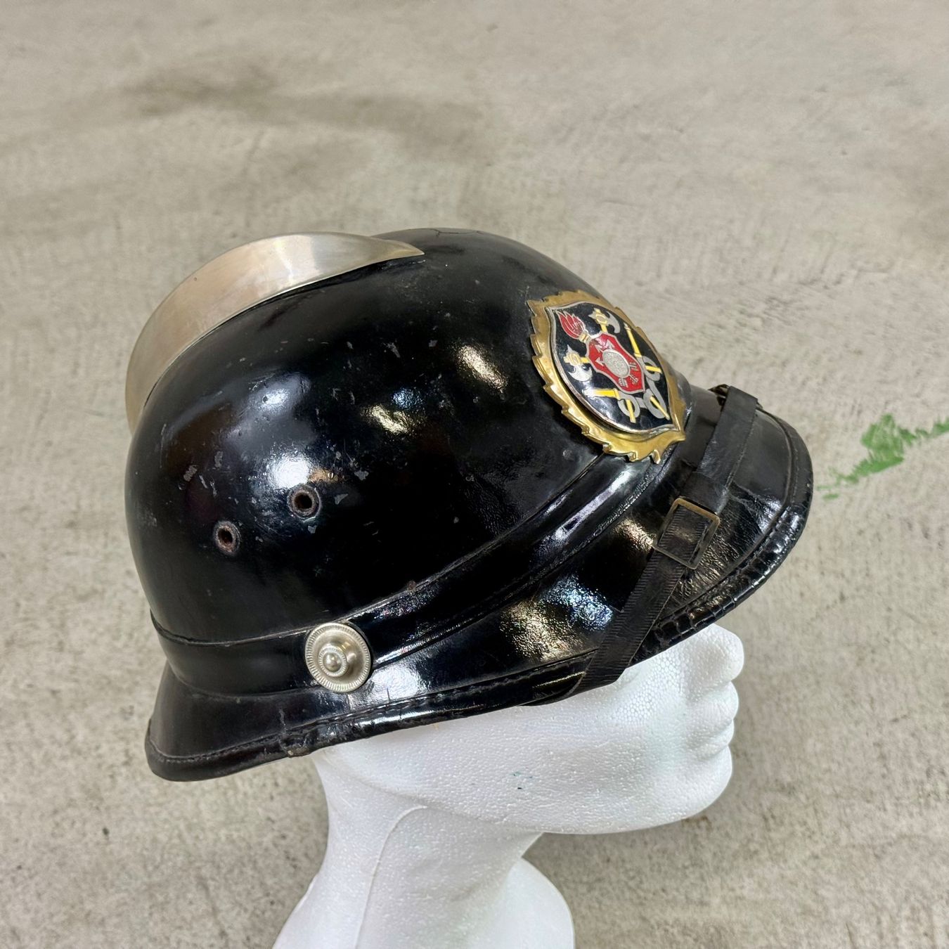 Pompieri: Antiker Feuerwehrhelm mit Emblem – Usato da Basel venduto da Brocki-auf-dem-Wolf 1
