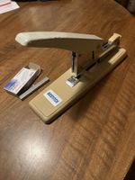 alter schwerer Bostitch fürs Büro, funktioniert mit 24/6