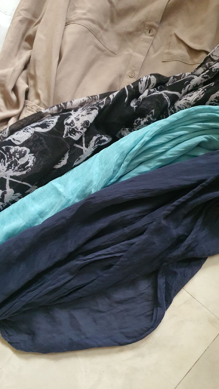 Lots de vêtements: 2 Hemden mit passenden Schals – D'occasion à Flawil par minggeli83 1