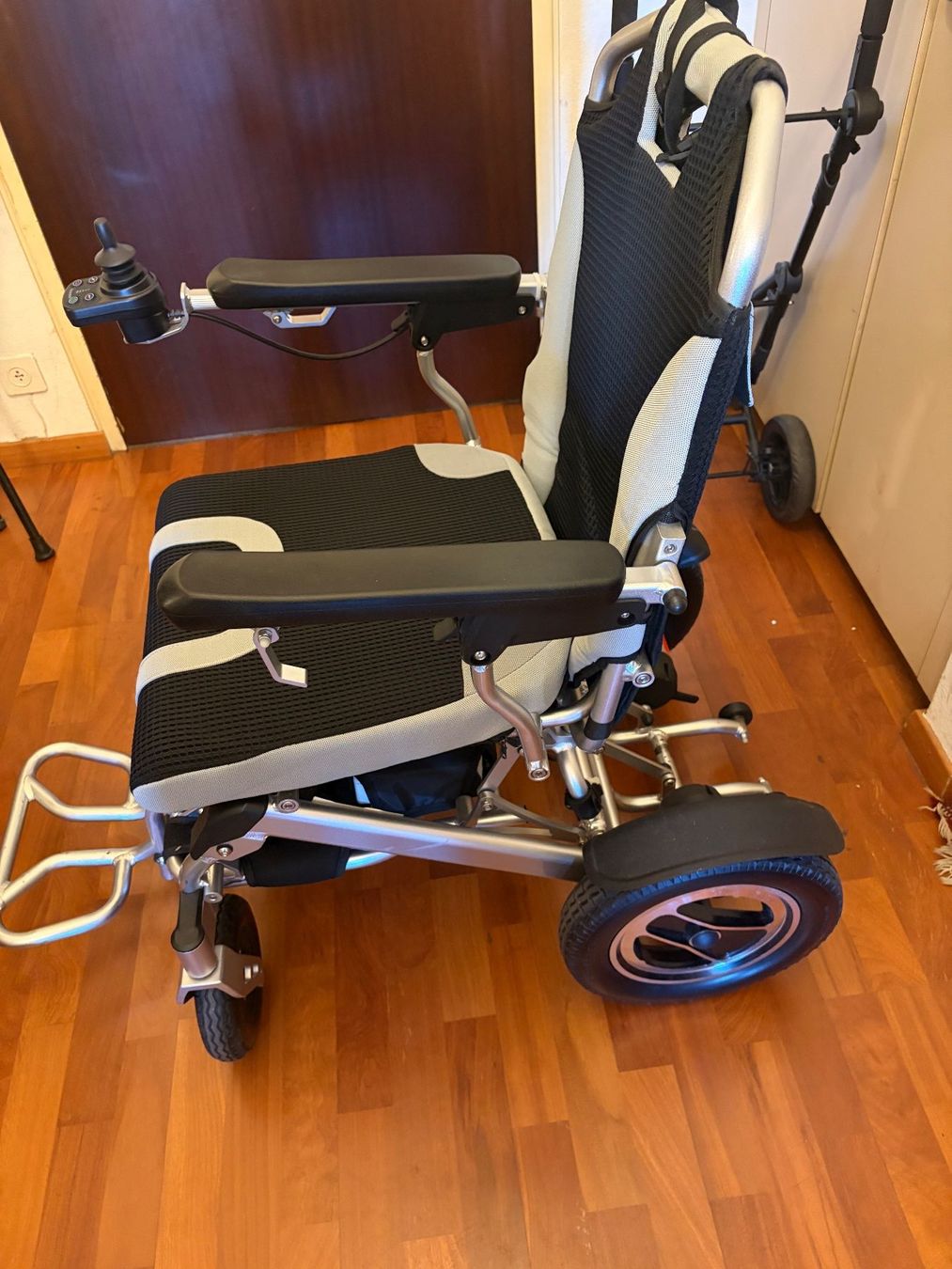 Sedie a rotelle: Fauteuil roulant électrique pliable – Usato da Genève venduto da obongard 2