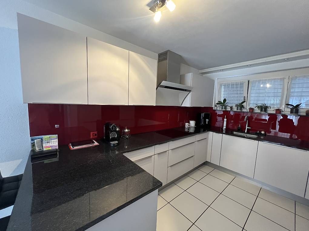 Cucine complete: Moderne Einbauküche mit Granitabdeckung & Geräten – Usato da Erlinsbach venduto da Sphair01 1