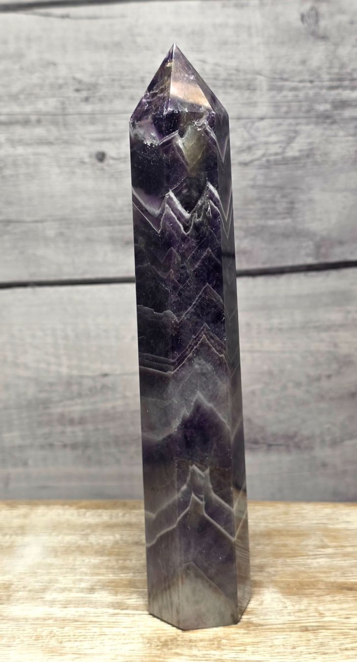 Minerali & Pietre curative: Chevron Amethyst Obelisk C 400g – Nuovo e nell'imballaggio originale da Matzingen venduto da Shay_Crystalz