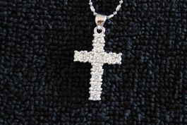 Kreuzanhänger im Vintage-Stil mit Zirkonia