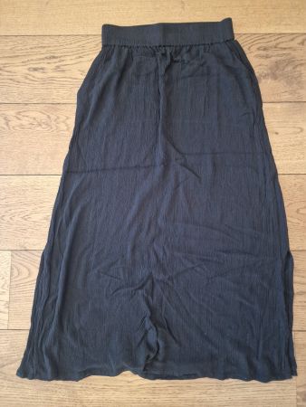 Rock schwarz mit Taschen/leichter Einschnitt, Gr. S