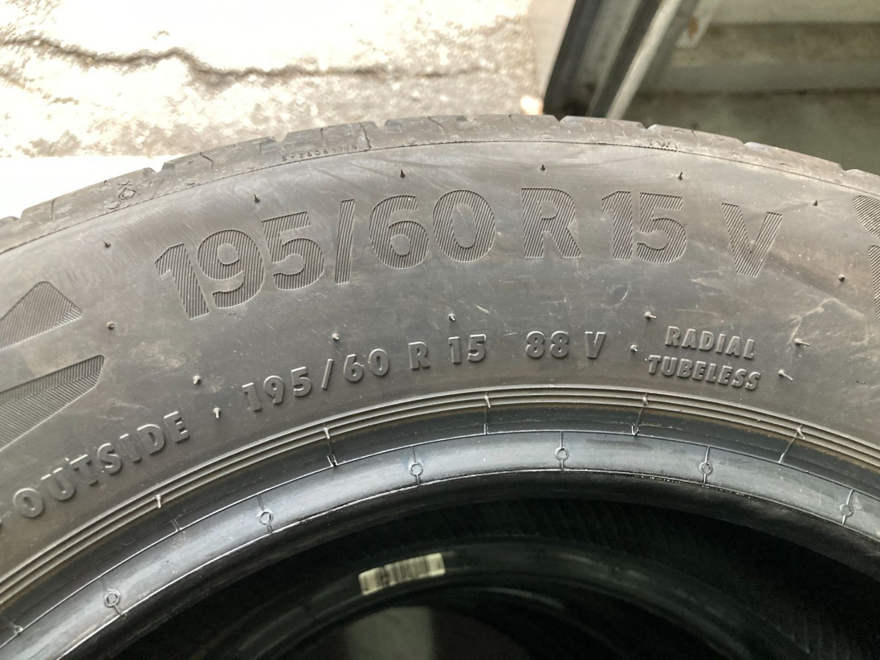 Continental Pneus & Kompletträder: 195/60R15 Sommerpneu Continental – Gebraucht aus Cham von WB2223 1