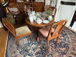 4 antike Stühle mit Wappen und Tisch aus Wohnungsauflösung