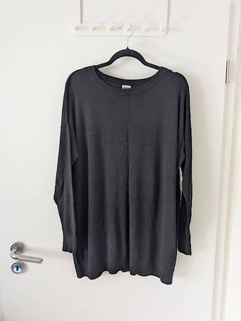 Schwarzes Langarmshirt