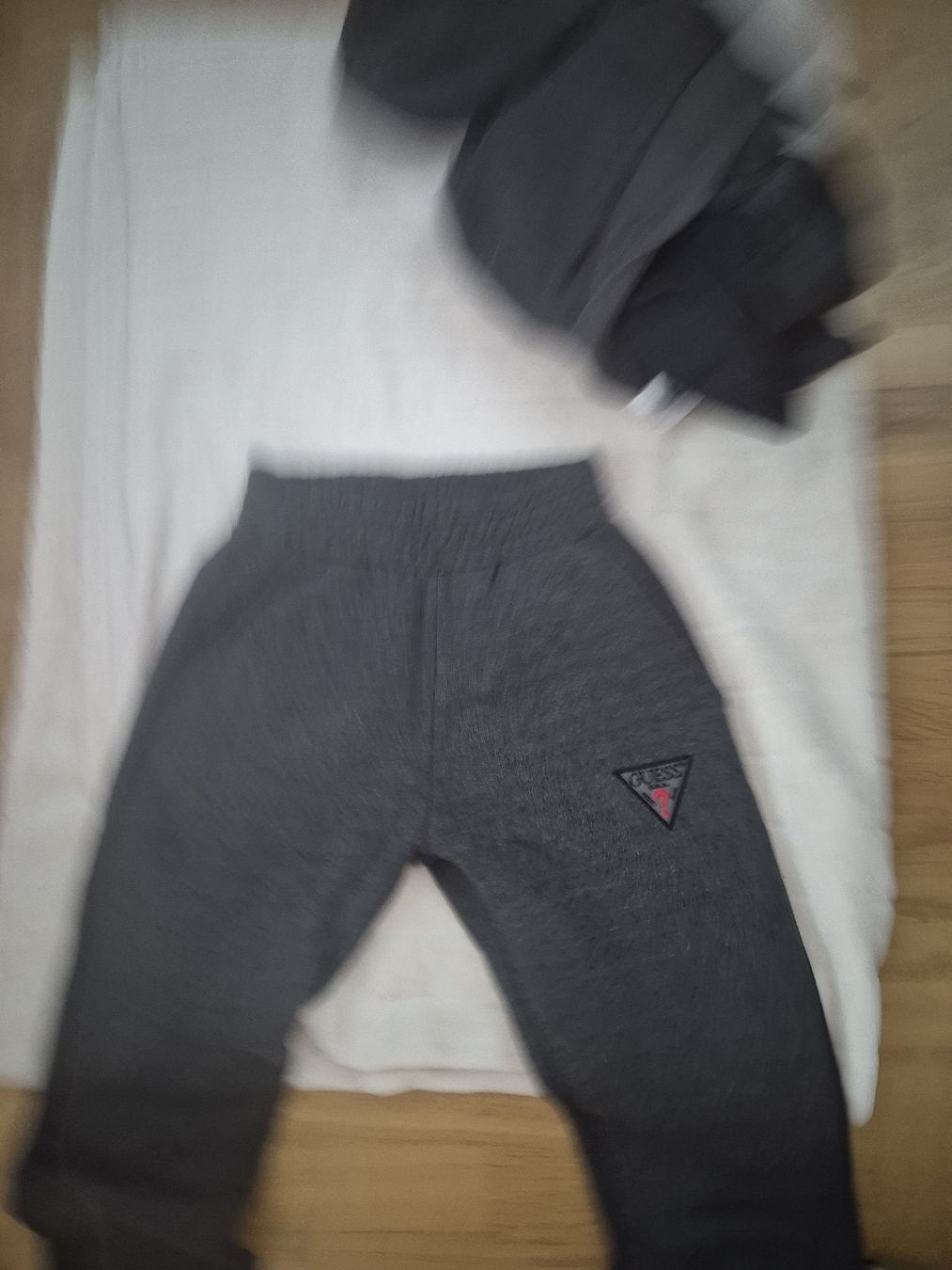 Guess Lotti di vestiti: Guess Trainingsanzug dunkelgrau mit Logo, Grösse S. – Usato da Zofingen venduto da kar_9jfg 4
