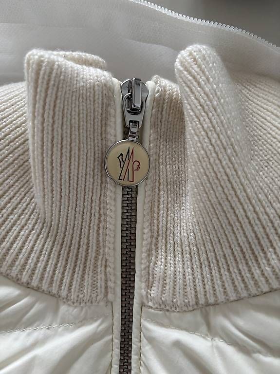 Moncler Giacche: Moncler Zip Cardigan mit Daunen – Usato da Walchwil venduto da AlonsoXXX 3