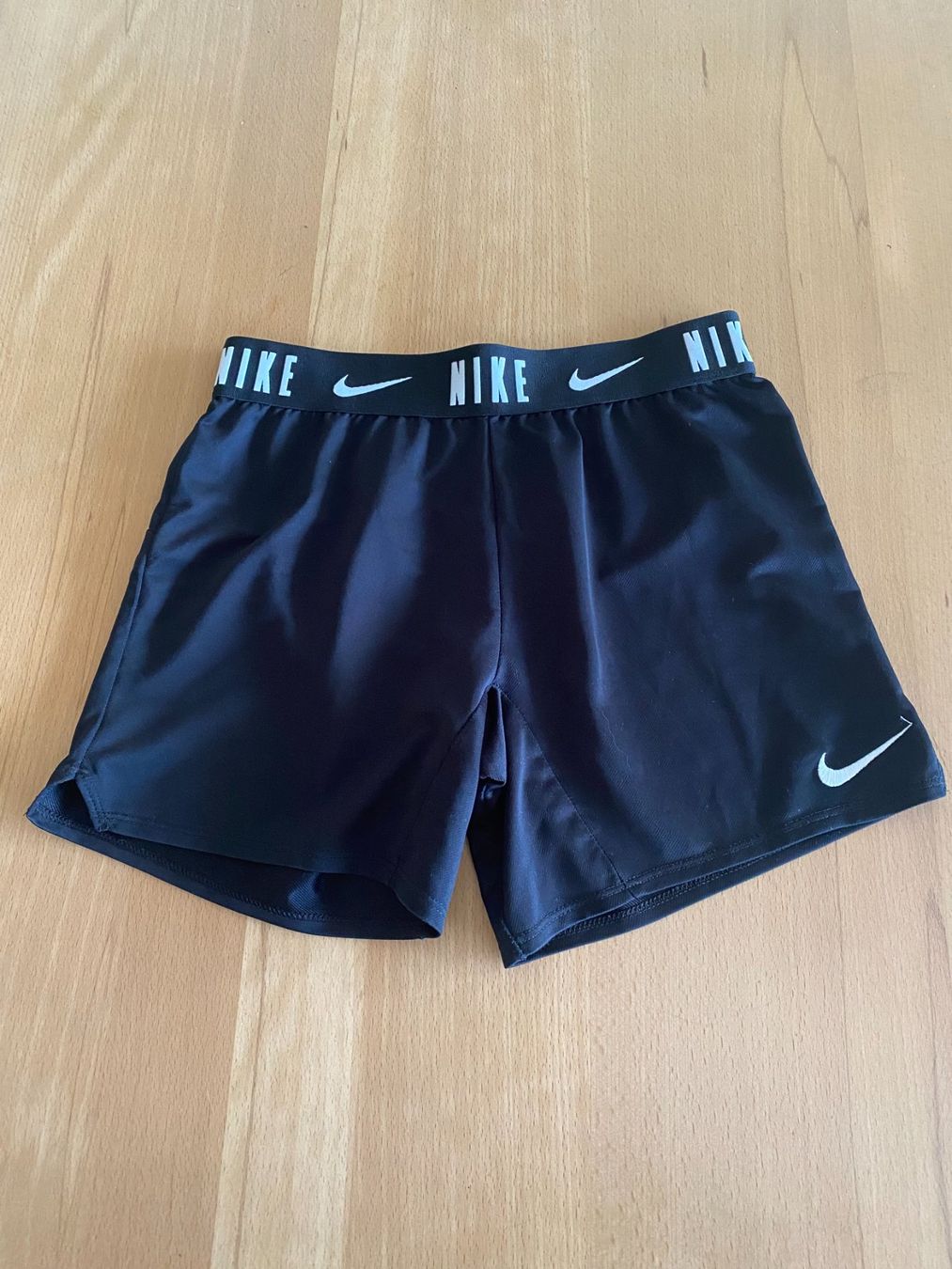 Nike Pantaloni: Short de sport Nike 128-137cm – Usato da Delémont venduto da Petitlutin