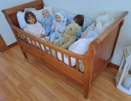 Antikes Puppenbett aus Holz mit Matratze und Rollkissen
