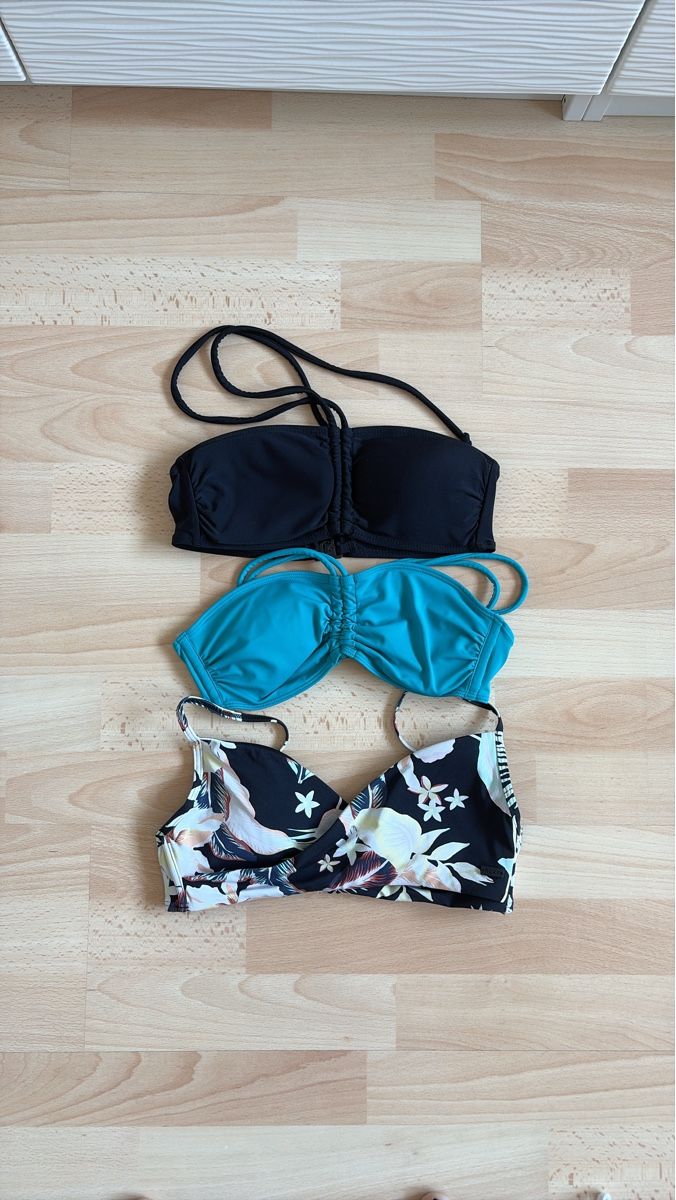 Costumi da bagno & Bikini: 3 Bikini Oberteile Damen Grösse S – Nuovo (secondo la descrizione) da Müntschemier venduto da Karola1986