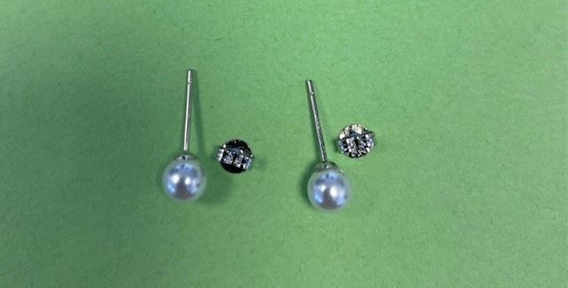 Orecchini pendenti & Orecchini a lobo: Silber Ohrringe mit weise Perlen – Nuovo e nell'imballaggio originale da Wängi venduto da Bmo