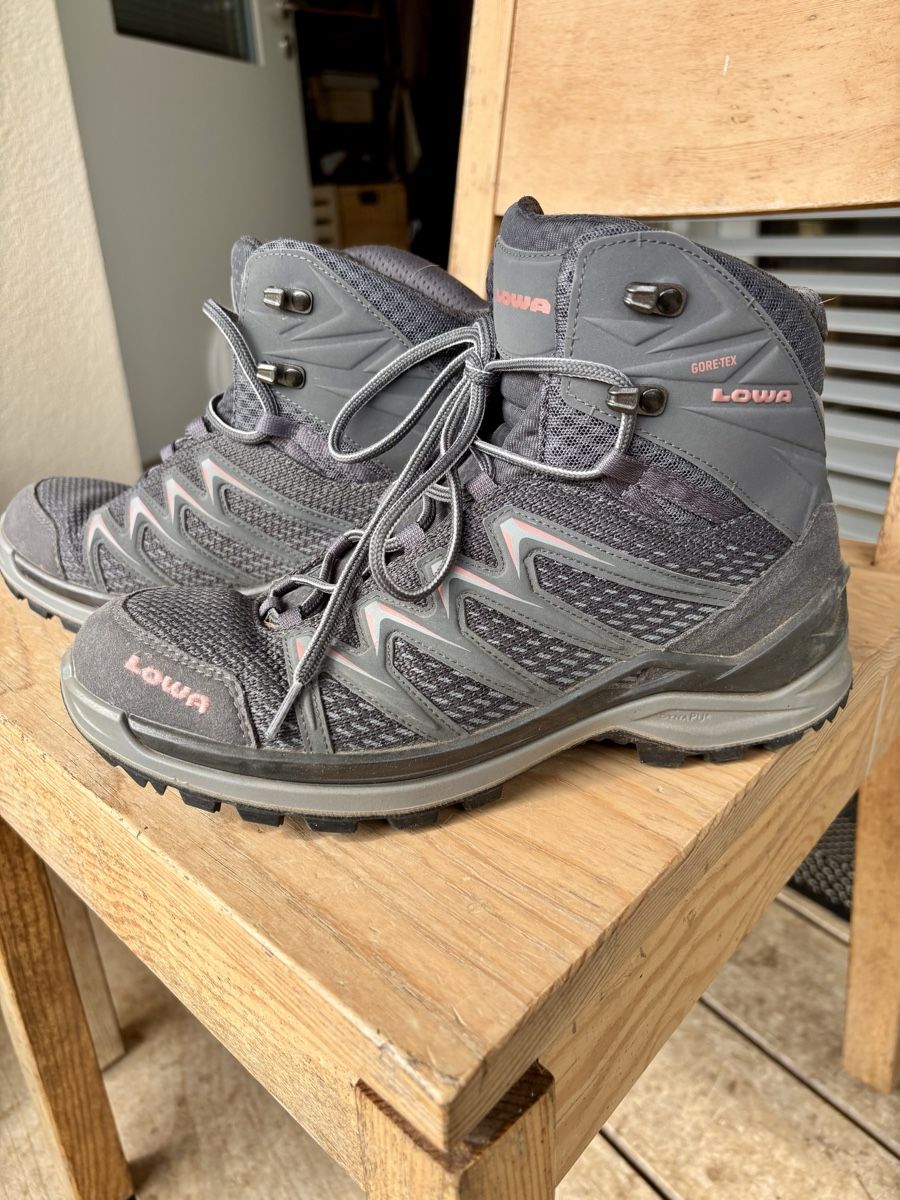 Lowa Damenschuhe: LOWA Wanderschuhe – Gebraucht aus Duggingen von Petrof