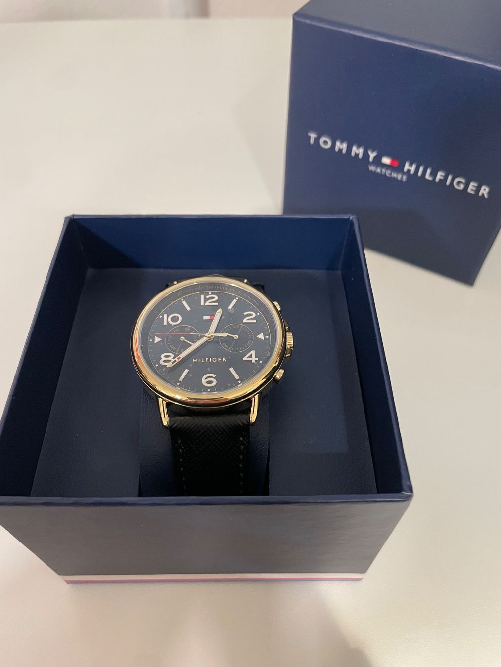 Tommy Hilfiger Uhren: TOMMY HILFIGER HERREN UHR – Neu und originalverpackt aus Zürich von LIQUIDATOR.CP
