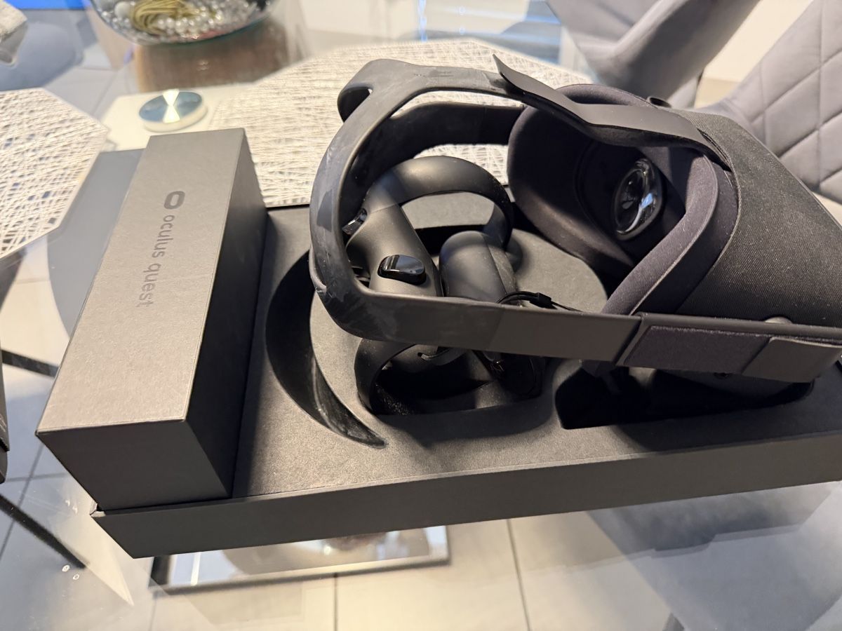 Meta Casco VR: Casque VR Oculus Quest avec manettes et boîte – Usato da Riddes venduto da dav_6xfd 2