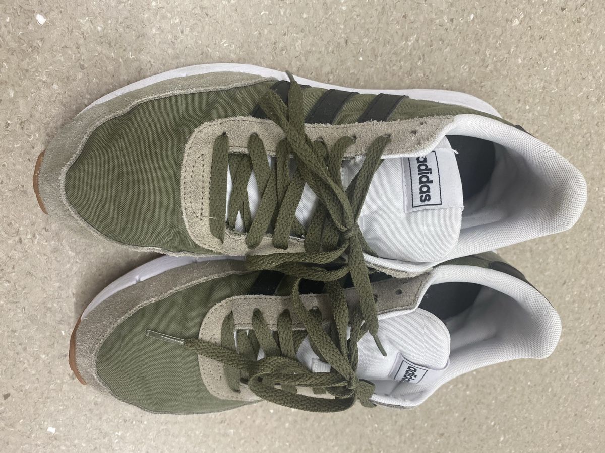 Chaussures hommes: Adidas  Sneaker, Grösse 43 1/3, – D'occasion à Rüschlikon par Sute007