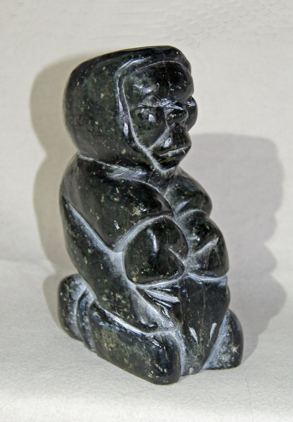 Statuette: Kniende, eingemummte Eskimo-/Inuitfrau - Naturstein – Usato da Geroldswil venduto da ARTEFACTO