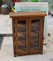 New Hutch Glass Door – Vitrinenschrank aus Holz Puppenhaus