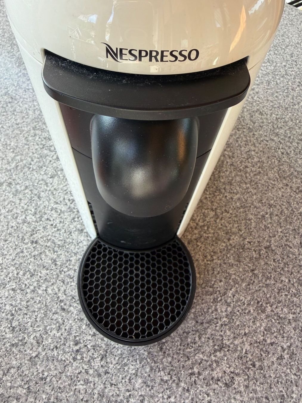 Nespresso Macchine per caffè & Macchine per espresso: Nespresso Vertuo Plus Kapselkaffeemaschine, weiss – Usato da Titterten venduto da Steven523 1