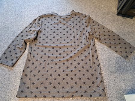 Graues 3/4 Arm Shirt mit Sternenmuster Gr. M Neu