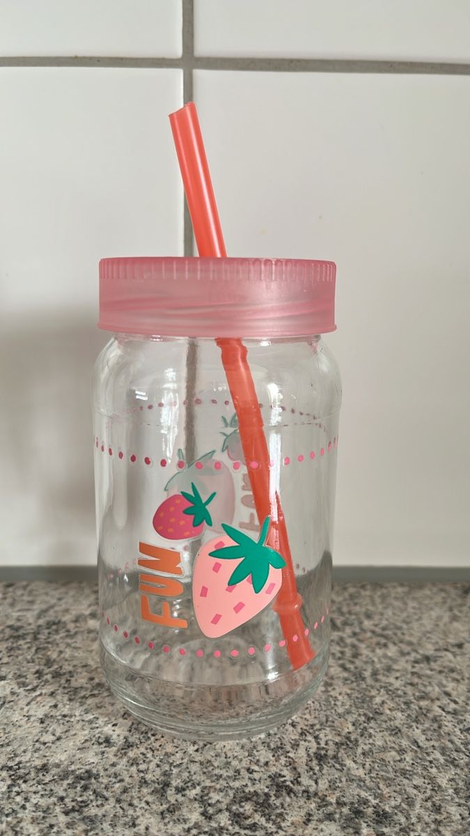 Bicchieri: Glasbecher mit Deckel und Strohhalm Erdbeer-Motiv – Nuovo (secondo la descrizione) da Dietikon venduto da Mono7.3.