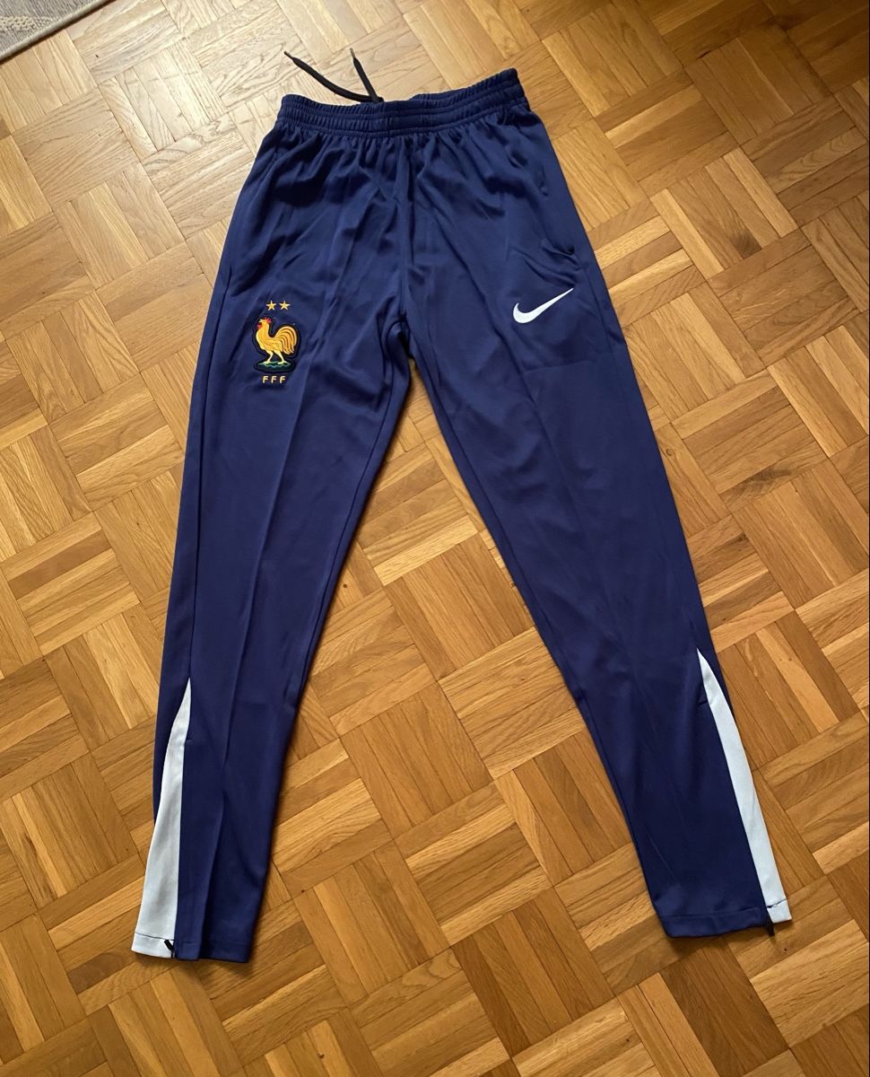 Nike Pantaloni: Trainingshose von Nike – Usato da Reinach BL venduto da Passionata 1