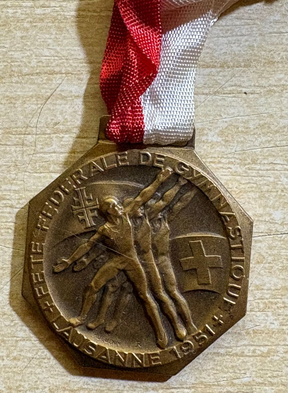 Plaketten & Abzeichen: FEDERALE DE GYMNST. LAUSANNE 1951 – Gebraucht aus Ostermundigen von wini63 1