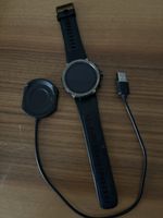 Smartwatch mit Ladekabel und Ladeadapter schwarz