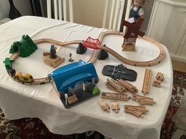 Holzeisenbahn Set mit Bahnhof und Zubehör gebraucht