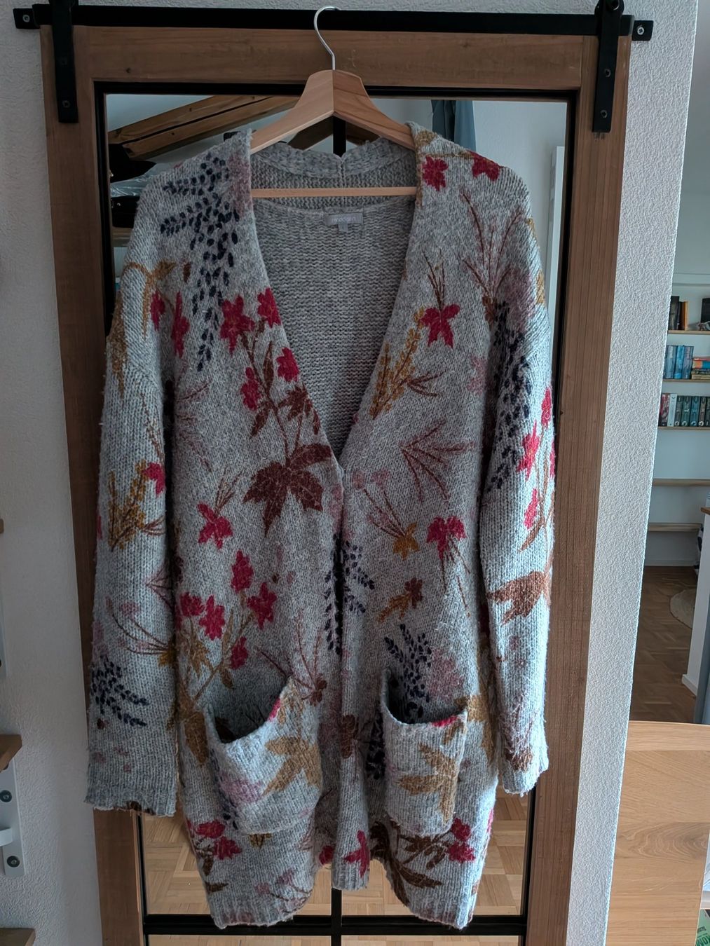 Manor Giacche: Strickjacke mit herbstlichen botanischen Muster – Usato da Füllinsdorf venduto da pat_68lg