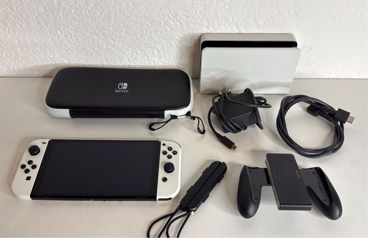 Nintendo Konsolen: Nintendo Switch OLED White - complete set 🎮 – Gebraucht aus Ehrendingen von bubulence