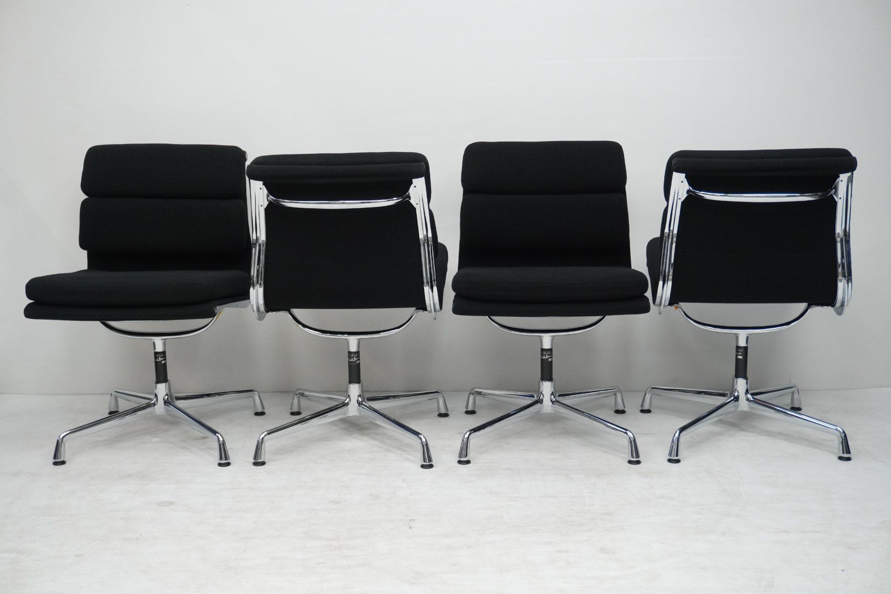Vitra Stühle: Original Vitra Eames Soft Pad EA208 Stoff schwarz – Gebraucht aus Bad Zurzach von QLASSIQ 3