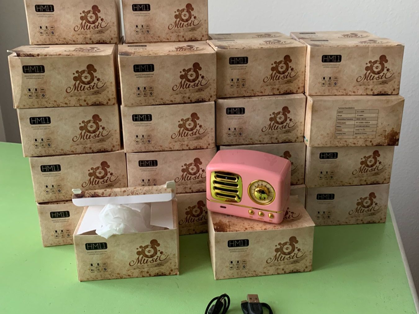 Casse acustiche: 18 Stk. farbige Bluetooth-Lautsprecher in Retro-Design – Nuovo (secondo la descrizione) da Schaffhausen venduto da Ladyharley