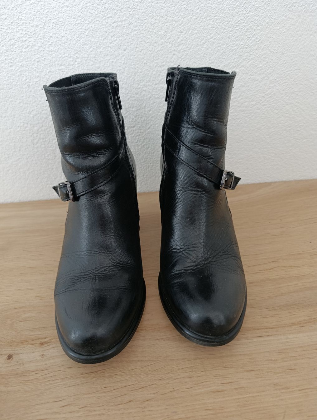 Scarpe da donna: Stivaletti in pelle – Usato da Ludiano venduto da Mo_Bia