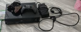 Xbox One Konsole mit Controller und Netzkabel
