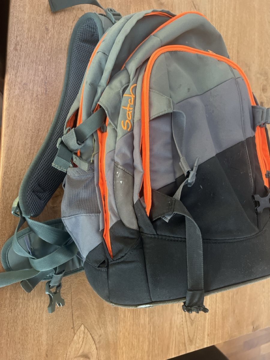 Satch Kindertaschen: Rucksack Satch grau orange Junge  gebraucht – Gebraucht aus Bütschwil von whales444
