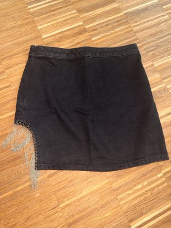 Jupe courte noire style denim ornée de chaînettes T38