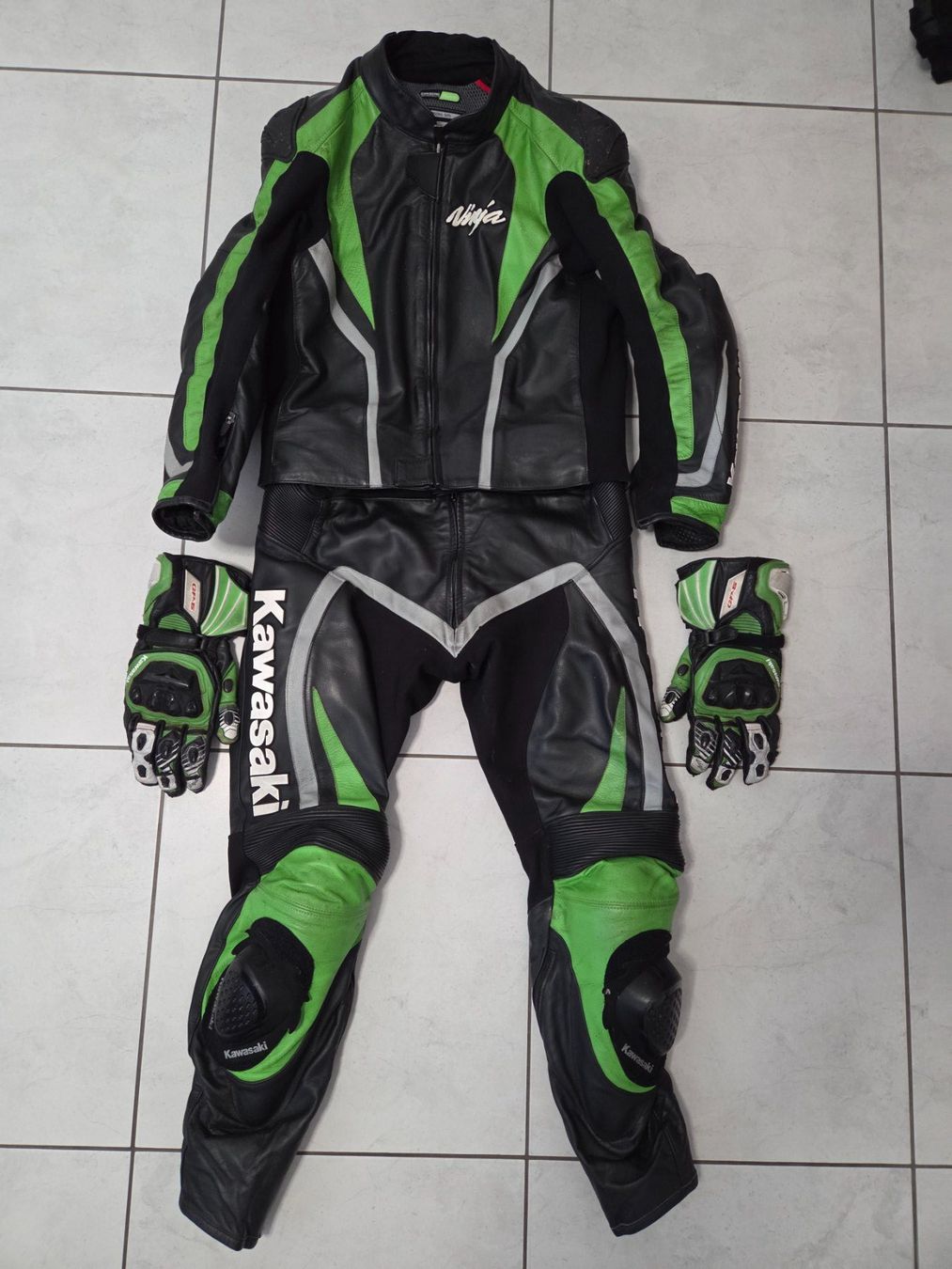 Anzüge: Kawasaki Ninja Lederkombi mit Handschuhen – Gebraucht aus Kaisten von Florian366