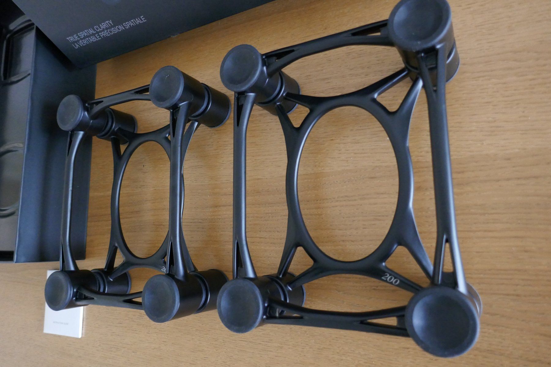 Supporti a parete: Isoacoustics Aperta 200 – Usato da Lutry venduto da Aghoithae 3