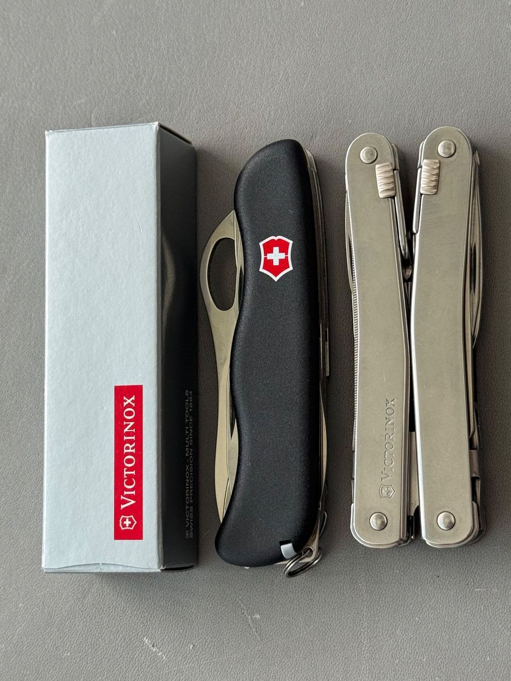 Victorinox Couteaux de poche: Victorinox Swisstool + Trailmaster Neu – Neuf (Voir description) à Busswil TG par Tmomo1 1
