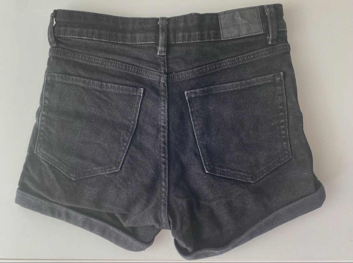 Bershka Pantaloni: Bershka schwarze Shorts Gr. 34 – Usato da Mellingen venduto da noencuentro 1