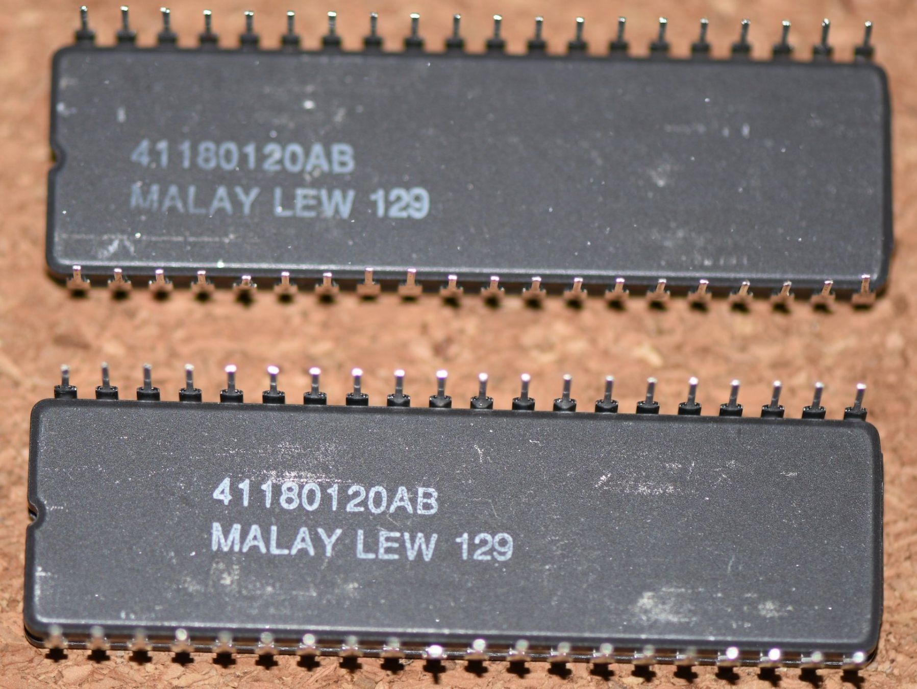 Intel Componenti elettronici: 2x IC Intel D8749H 8‑Bit Microcontroller UV‑EPROM 41180120AB – Nuovo (secondo la descrizione) da Emmen venduto da renerich 5