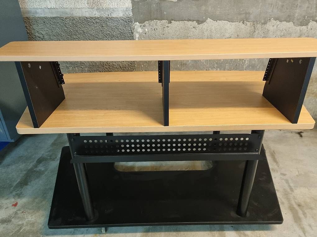 Tavoli: Table de de studio avec support 19" – Usato da Neuchatel venduto da Groove 2