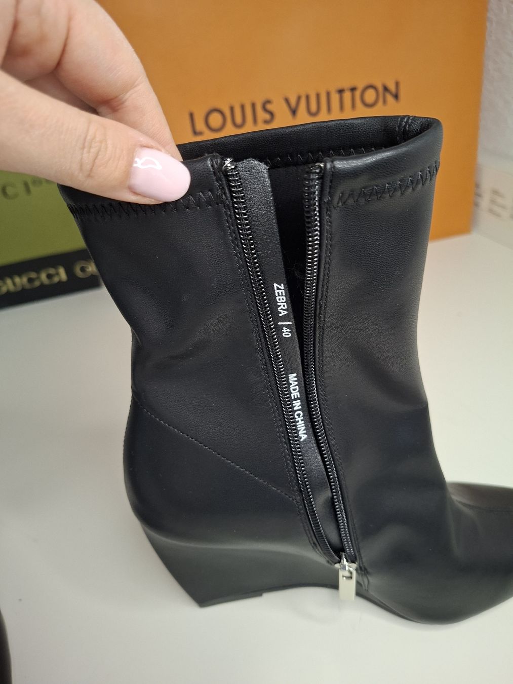 Scarpe da donna: Stiefeletten Keilabsatz schwarz  – Nuovo (secondo la descrizione) da Huttwil venduto da DealAlpina 4