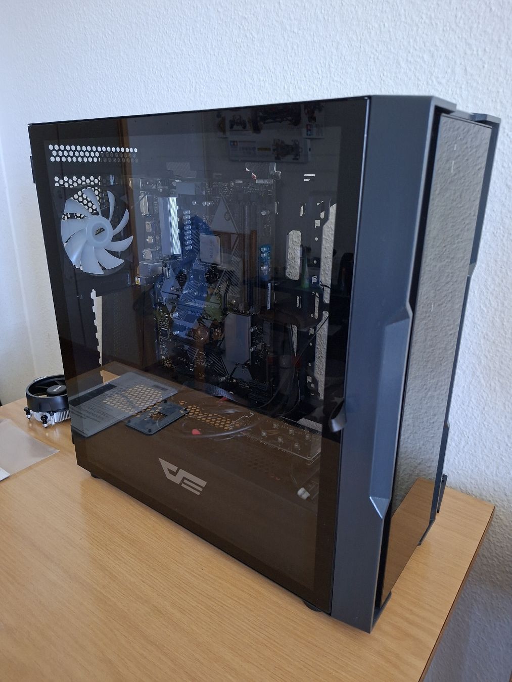 Boîtiers: Darkflash PC Gehäuse mit 4 vorinstallierten Lüfter verteiler – Neuf (Voir description) à Mettmenstetten par C.Hof5