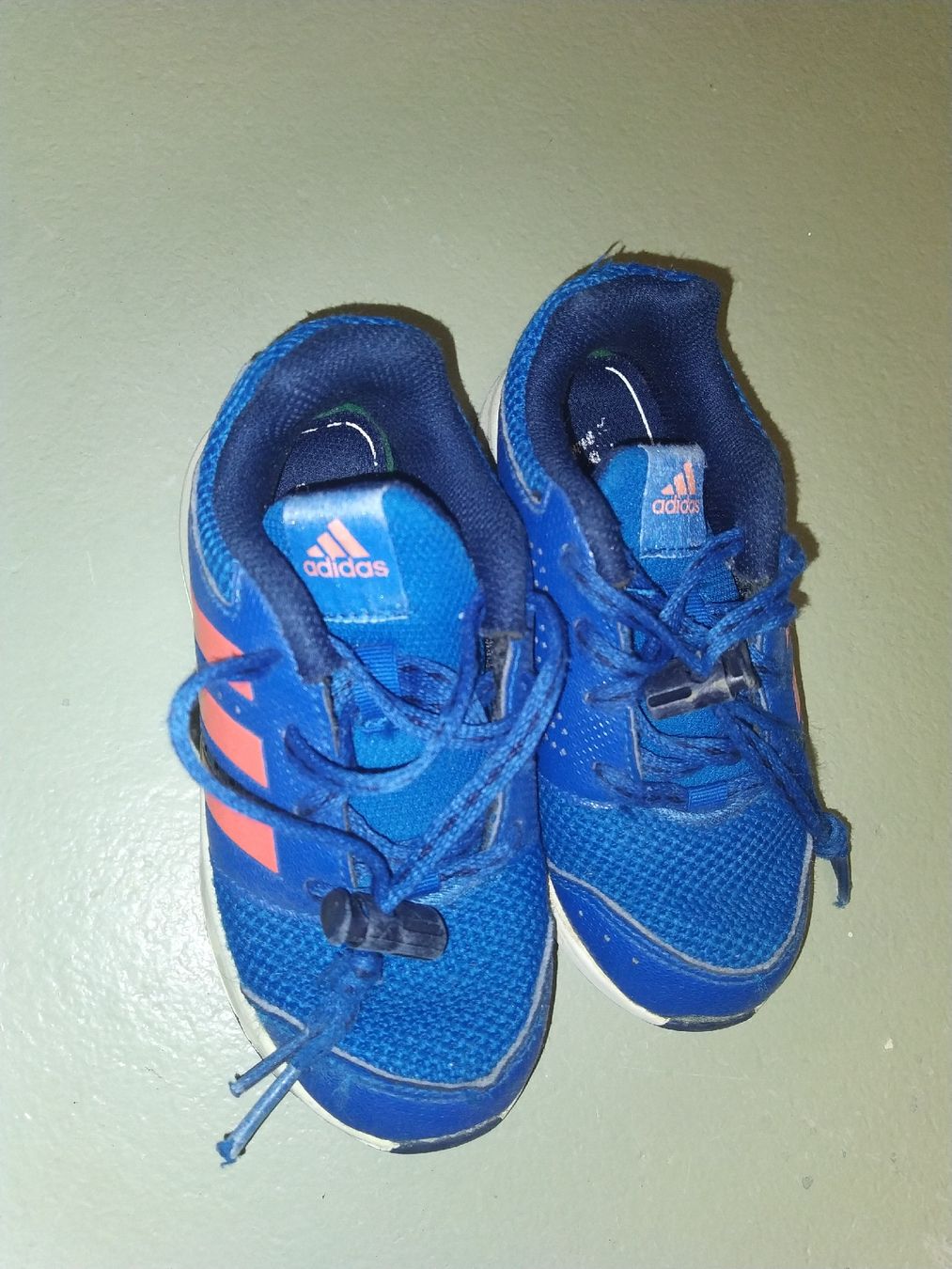 Adidas Scarpe per ragazzi: Adidas Turnschuhe, Grösse 28 – Usato da Jonschwil venduto da Dornroeschen01